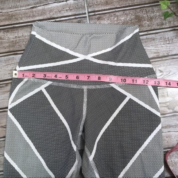 EVOLUTION & CREATION High Rise Cropped Black and White Pattern Leggings sz S EUC - Picture 7 of 11